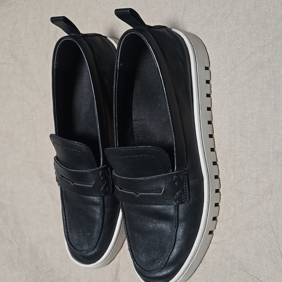 Vionic Shoes - Vionic Women's Black Loafers with White Sole